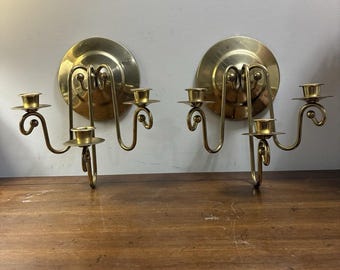 2 Applique da parete a tre bracci in ottone stile MCM, portacandele a candelabro, prodotto negli Stati Uniti per interni.