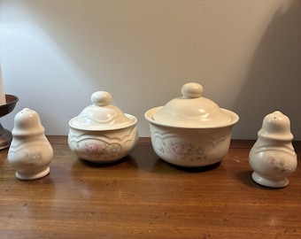 Juego de cuencos para azúcar, mermelada y dulces Pfaltzgraff Tea Rose vintage con tapas y salero y pimentero.