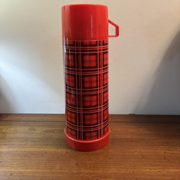 Termo vintage Aladdin de 30 cm (1 cuarto de galón) con estampado de cuadros rojos, tapón y taza.