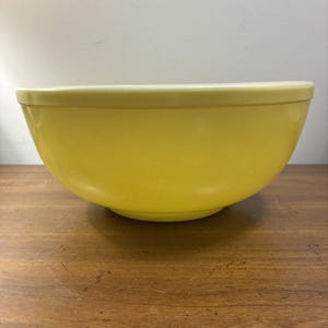 Vintage Pyrex Primary Color 4 Quart Yellow Mixing Nesting Bowl EUC
