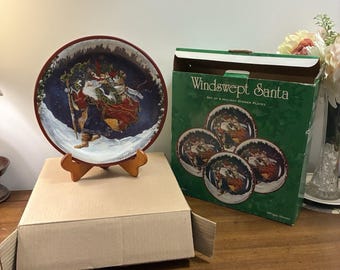 4 Vintage Windswept Santa Kerstdinerborden NIB van Certified International
