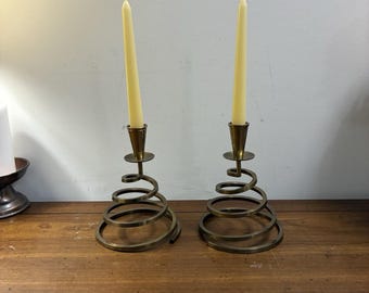 Par de castiçais vintage MCM em latão maciço com espiral, em excelente estado de conservação.