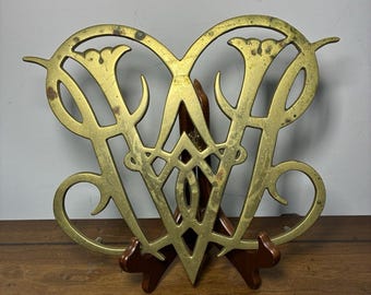 Vintage Virginia Metalcrafters Williamsburg messing onderzetter met Queen Anne monogram, 1950