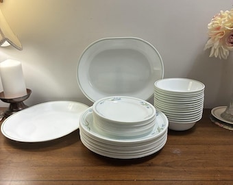 Vintage Corelle servies met blauw kransmotief (44 stuks): 2 soorten borden, kommen en schalen.