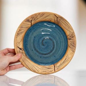 Petite assiette artisanale en céramique avec motif aiguilles de pin, glaçure bleu cobalt