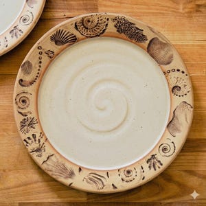 Platos de cerámica hechos a mano con decoración playera en color blanco.
