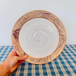 Plato llano blanco de cerámica con textura de pino, hecho a mano. Juego de vajilla artesanal, ideal para listas de bodas y colecciones de amantes de la cerámica.