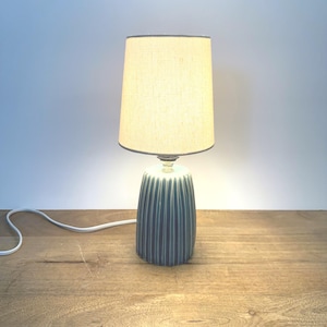 Rabatterad blå handgjord bordslampa med skärm och glödlampa