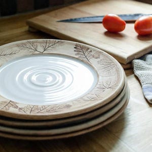 Plato llano blanco de cerámica artesanal estilo granja
