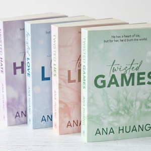 Könnte beinhalten: Vier Bücher mit Pastellfarbenen Einbänden werden gezeigt. Die Titel lauten "Twisted Hate", "Twisted Love", "Twisted Lies" und "Twisted Games". Der Name des Autors, Ana Huang, ist auf jedem Buch aufgedruckt. Die Bücher sind auf einer weißen Holzoberfläche angeordnet.