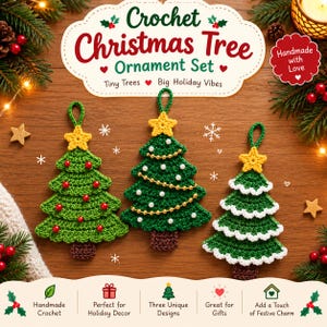 Op de afbeelding: Drie gehaakte kerstboomornamenten met lussen om op te hangen. Elke boom is groen met een bruine stam en een gele ster aan de top. Eén heeft rode kralen, één heeft witte kralen en gouden slingers, één heeft witte schulpranden.