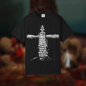 Puede incluir: Una camiseta negra de manga corta con un gráfico blanco de una estructura alta y estrecha que se asemeja a un faro o torre. El gráfico contiene el texto: HATE. LET ME TELL YOU HOW MUCH I'VE COME TO HATE YOU SINCE I BEGAN TO LIVE THERE.