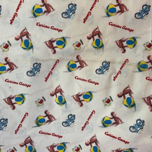 Może przedstawiać: Biała tkanina z powtarzającym się wzorem ilustracji Curious George. Wzór zawiera Curious George, żółto-niebieską piłkę, niebieski rower i napis "Curious George" w kolorze czerwonym.