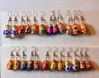 Pendientes de madera para muñecas Mini-Matryoshka pintados a mano, un par con 12 opciones diferentes.