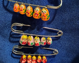 Pin de muñeca rusa Matryoshka de madera pintado a mano