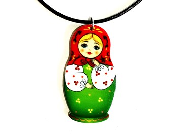 Collar con colgante de matrioshka rusa en cordón de cuero
