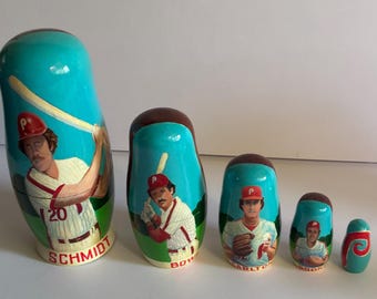 Muñeca rusa Matryoshka de madera pintada a mano con figuras de jugadores legendarios de los Philadelphia Phillies. Juego de 5 piezas.