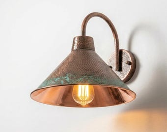 Moderne wandlamp van gehamerd koper met vintage afwerking – Industriële wandlamp
