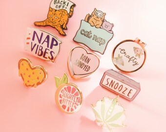 後退せよ！エナメルピン - 猫ピン - Etsy 日本