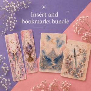Peut inclure: Un ensemble de deux marque-pages rectangulaires et deux encarts rectangulaires présentant des illustrations style aquarelle d'un papillon de nuit, d'une boule de cristal, d'un château et d'une épée, ornés de motifs floraux, d'étoiles et de lunes, avec le texte Insert and bookmarks bundle.