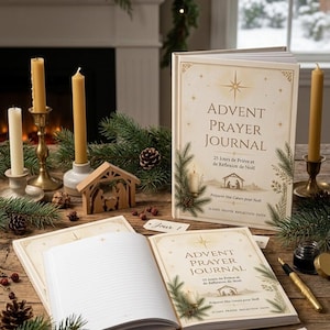 Peut inclure: Un journal de prière de l'Avent avec une couverture crème ornée d'étoiles dorées, de branches de pin et d'une crèche. Le texte indique Advent Prayer Journal, 25 Jours de Prière et de Réflexion de Noël, et Préparer Nos Cœurs pour Noël.