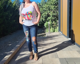 Jeans dipinti a mano da donna, taglia 42, denim con grafica cubista, pantaloni artistici da indossare, motivo floreale astratto, jeans blu riciclati, RIEN Couture