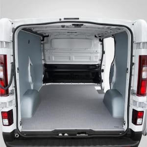 Può includere: L'area di carico interna di un furgone bianco con le porte posteriori aperte. Lo spazio presenta un rivestimento del pavimento piatto di colore grigio, pannelli laterali grigio chiaro e una paratia in metallo nero che separa la cabina dal vano.