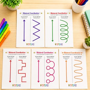 Può includere: Sei carte bianche con motivi a linee colorate per esercizi di coordinazione bilaterale. Ogni carta presenta un design diverso in viola, verde, rosso, rosa e arancione. Le carte hanno il testo "Bilateral Coordination" e "KidSmart".