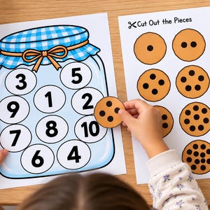 Puede incluir: Una hoja de actividades educativas imprimible que muestra un frasco grande ilustrado con una tapa a cuadros azules y círculos numerados del uno al diez. Una hoja separada muestra piezas en forma de galleta con puntos negros.
