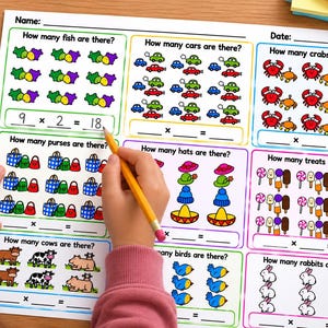 Puede incluir: Una hoja de trabajo educativa blanca con ilustraciones coloridas de peces, coches, cangrejos, bolsos, sombreros, dulces, vacas, pájaros y conejos. Cada sección incluye una pregunta de conteo y una ecuación de multiplicación para completar.