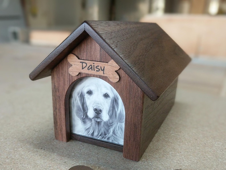 Walnuss Hundehaus Urne - 4 Größen Bild 1