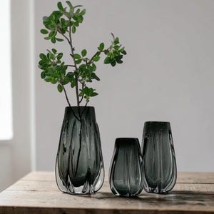 Rökgrå glasvas, modern skulptural konstvas, dekorativ heminredning