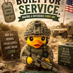 Könnte beinhalten: Ein humorvolles Bild zeigt eine gelbe Ente in Militäruniform, einschließlich Tarnhelm und Uniform, die ein Gewehr hält. Das Bild enthält den Text „Built for Service“ und „Proud to Serve“. Eine amerikanische Flagge und ein Militärfahrzeug sind im Hintergrund zu sehen.