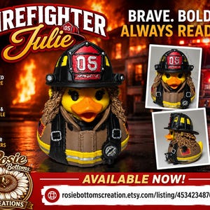 Puede incluir: Un pato de goma amarillo vestido de bombero, con un casco negro con el número 05, una chaqueta de protección color canela con rayas reflectantes amarillas y cabello castaño. El pato tiene un pico naranja y ojos negros.