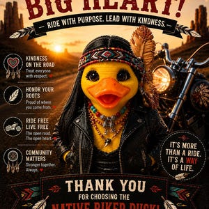 Puede incluir: Ilustración digital de un pato amarillo con chaqueta de cuero, collares de cuentas y una diadema de estilo nativo americano. El texto incluye "Small Duck, Big Heart!" y "Native Biker Duck!" con frases inspiradoras. Una motocicleta está en el fondo.