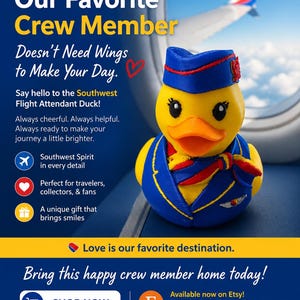 Peut inclure: Figurine de canard jaune portant un uniforme d'hôtesse de l'air Southwest, avec des détails bleus et rouges. L'image contient le texte "Notre membre d'équipage préféré" et "Acheter maintenant".