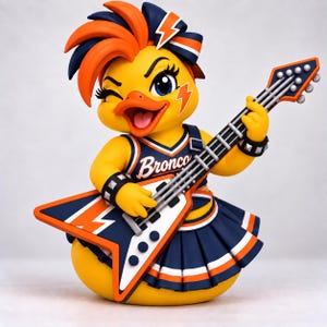 Puede incluir: Una figura de pato amarillo estilo animadora con cabello naranja, vistiendo una camiseta y falda plisada azul marino y naranja de los Broncos. El pato guiña un ojo, tiene una marca de rayo en la mejilla y toca una guitarra eléctrica.
