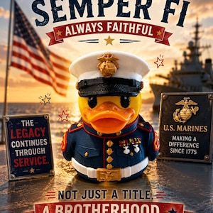 Peut inclure: Un canard en plastique portant un uniforme des Marines américains, avec un chapeau blanc et des médailles. L'image comprend le drapeau américain, le texte "Semper Fi" et deux plaques avec du texte sur les Marines. L'arrière-plan montre un coucher de soleil et un navire.