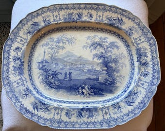 Enorme plato inglés de Staffordshire (década de 1840) con una viñeta paisajística en azul y blanco decorada con la técnica de transferencia, que representa las ilustraciones del palacio de Ali Pasha de Byron.