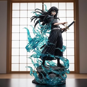 Könnte beinhalten: Detaillierte Figur einer Figur aus der Anime-Serie Demon Slayer. Die Figur trägt ein schwarzes Outfit und hält ein Katana. Die Figur ist von einem durchscheinenden blauen, drachenartigen Energieeffekt umgeben und steht auf einem felsigen Sockel.