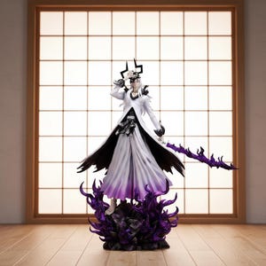 Peut inclure: Figurine détaillée d'un personnage de l'anime Bleach. La figurine porte une tenue blanche et noire avec un long manteau et une épée violette et noire. La figurine repose sur une base violette en forme de flamme.