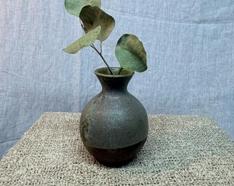 Vintage 1970 Studio Pottery Bud Vase datiert CC 70 Erdiges Grün Braun Unkrauttopf
