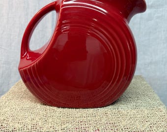 Fiestaware Scarlet Red Disk Krug | Großer 200 ml Keramik Wasserkrug
