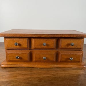 Vintage smyckeskrin i trä i konstlädd, delad bordsskiva med sminkbord