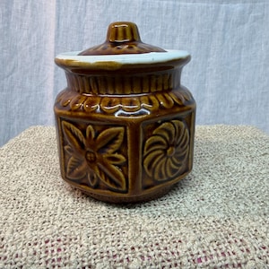 Cerámica pequeña vintage de esmalte marrón con efecto goteo, firmada por el estudio.