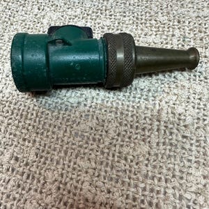 Vintage Mid-Century Gartenschlauchstück | Jägergrün aus Messing | Funktionsfähiger Zustand Photo Prop