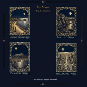 Può includere: Quattro stampe artistiche raffiguranti scene notturne di Napoli, Italia, sotto la luna piena. Ogni stampa è incorniciata con bordi decorati e include il nome della località: Lungomare Caracciolo, Posillipo, Panorama e Spaccanapoli. La collezione si intitola "Mr. Moon Napoli Collection."