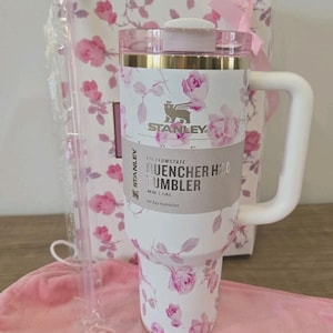 Pu&ograve; includere: Un bicchiere Stanley Flowstate Quencher H2.0 bianco con un motivo floreale di rose rosa, un manico bianco e un coperchio trasparente. Il bicchiere &egrave; da 1,18L. Include un sacchetto con coulisse rosa, una cannuccia e una confezione regalo con un motivo floreale abbinato.