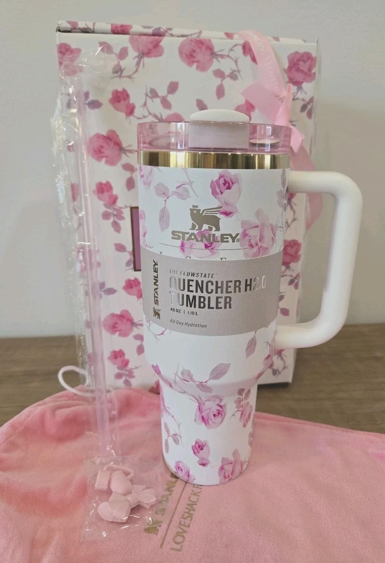 Pu&ograve; includere: Un bicchiere Stanley Flowstate Quencher H2.0 bianco con un motivo floreale di rose rosa, un manico bianco e un coperchio trasparente. Il bicchiere &egrave; da 1,18L. Include un sacchetto con coulisse rosa, una cannuccia e una confezione regalo con un motivo floreale abbinato.