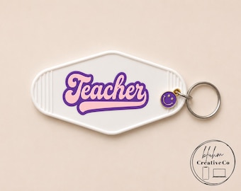 Lehrer Schlüsselanhänger | Lehrer Geschenk | Lila und Pink Schriftzug | Weißer Retro Schlüsselanhänger | Lehrer Wertschätzung